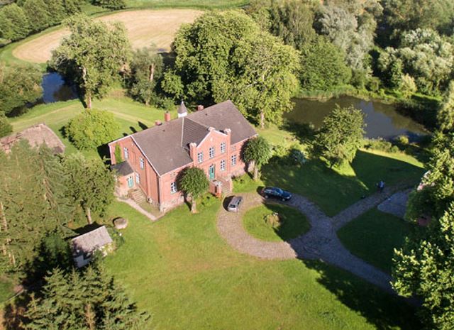 Gut Rodenberg - Luftbild des Gutes mit Badesee